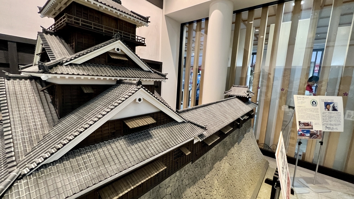 熊本城宇土櫓ミニチュアの全景と石垣と解説パネルの展示コーナー