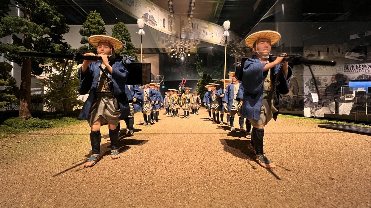 槍を持つ先導役の人形が歩く御入国御行列模型の正面