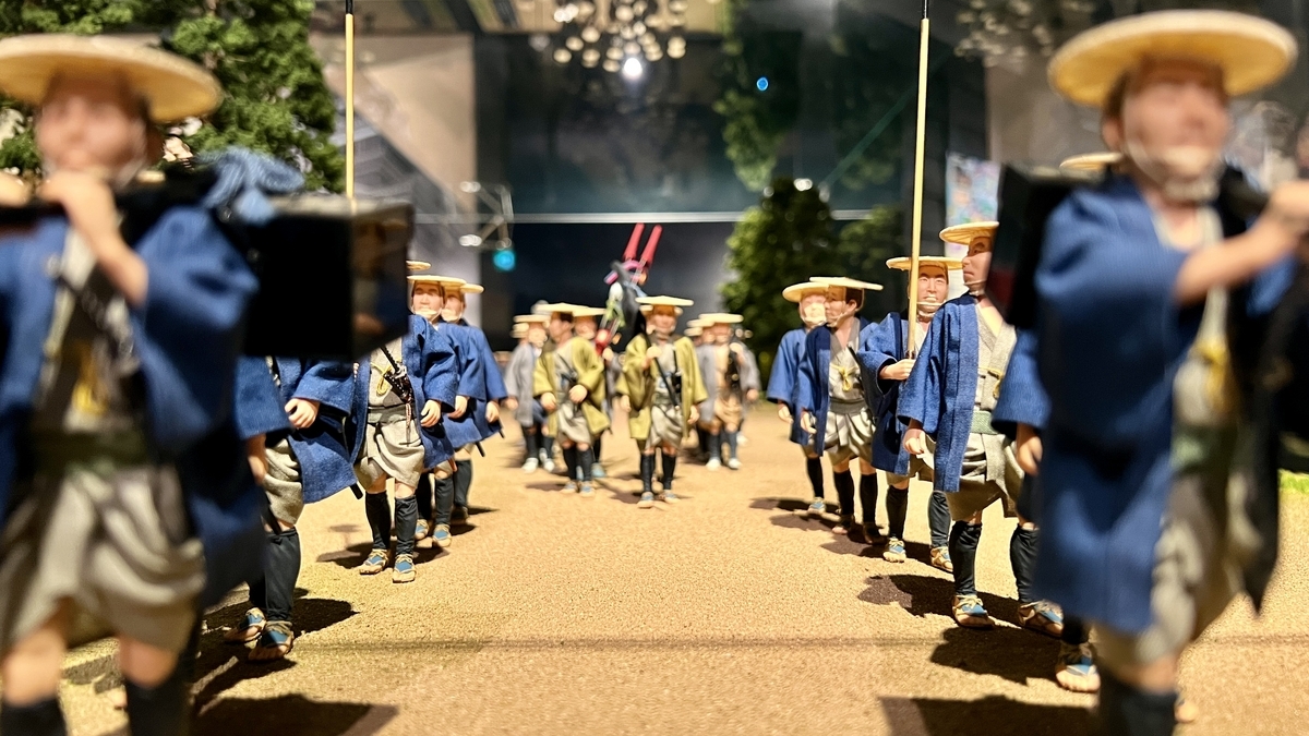 武士装束の人形が列を組む御入国御行列模型の近景
