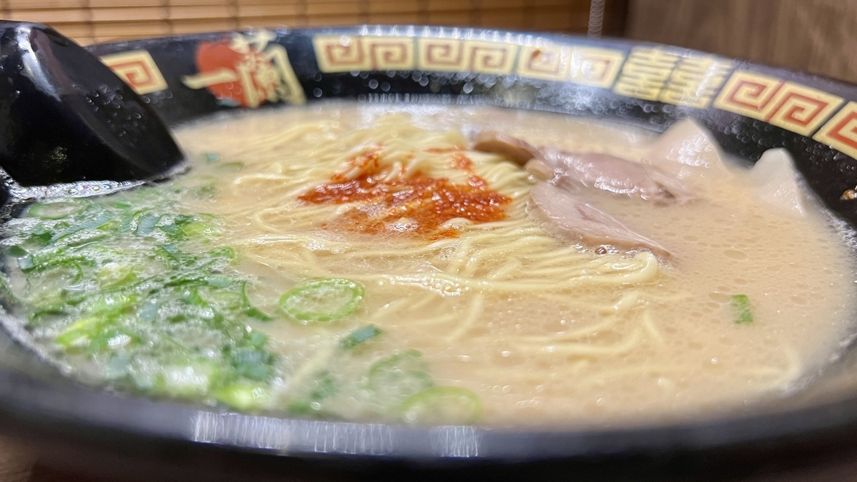 白濁したとんこつスープに細麺と赤い秘伝のたれが映える一蘭の丼