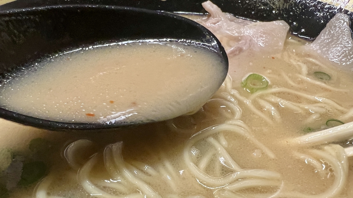レンゲですくった一蘭の濃厚とんこつスープと細麺のアップ