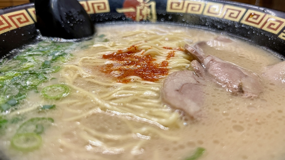 白濁スープに細麺とチャーシューが沈む一蘭ラーメンの接写