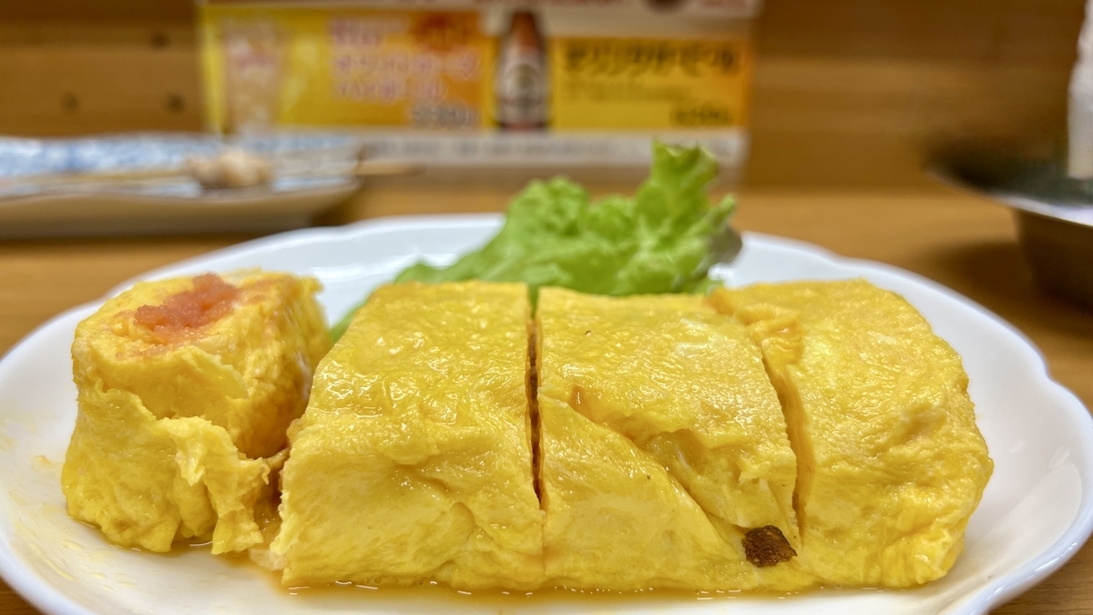 明太子が入ったふわふわの玉子焼きとレタスが添えられた皿