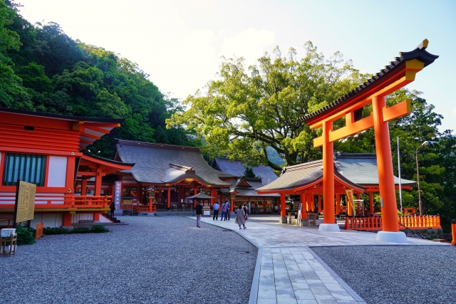 総鎮守・鎮守とは？国・土地・地域の守り神。人々の幸せを願い、未来を照らす。 - 週末はじめました。