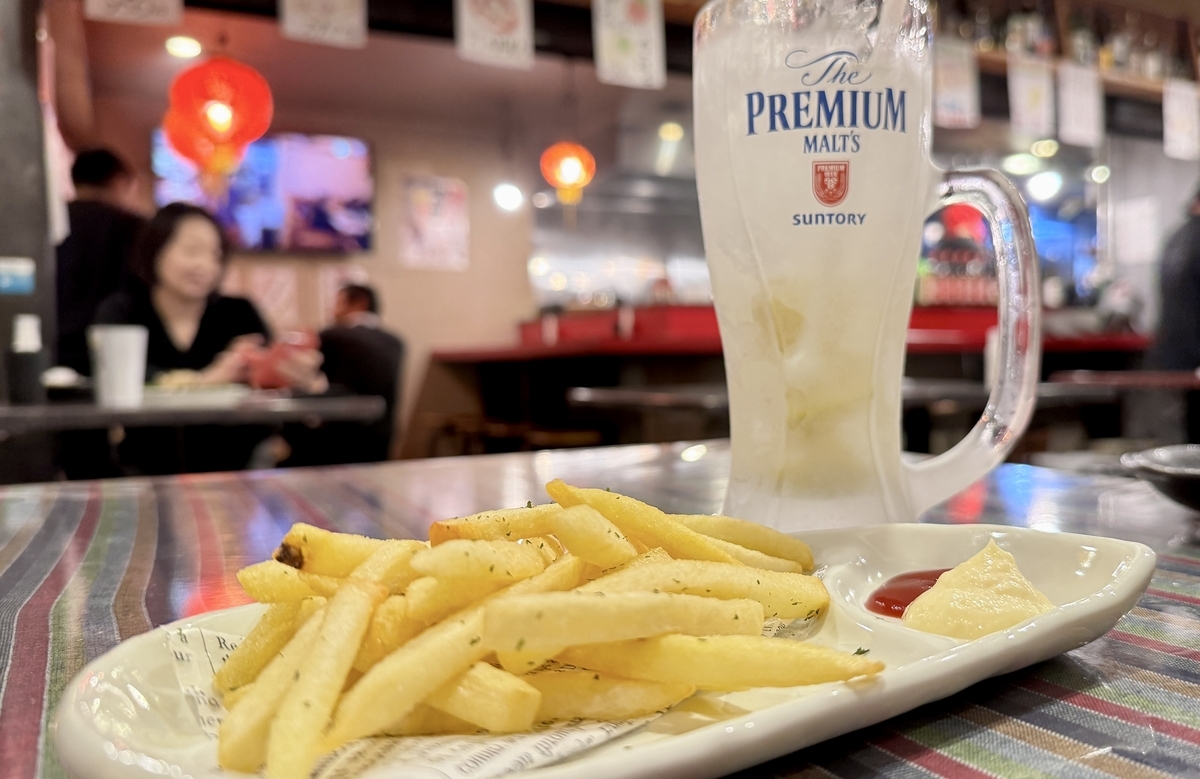 フライドポテトとケチャップに添えられた霜のジョッキ