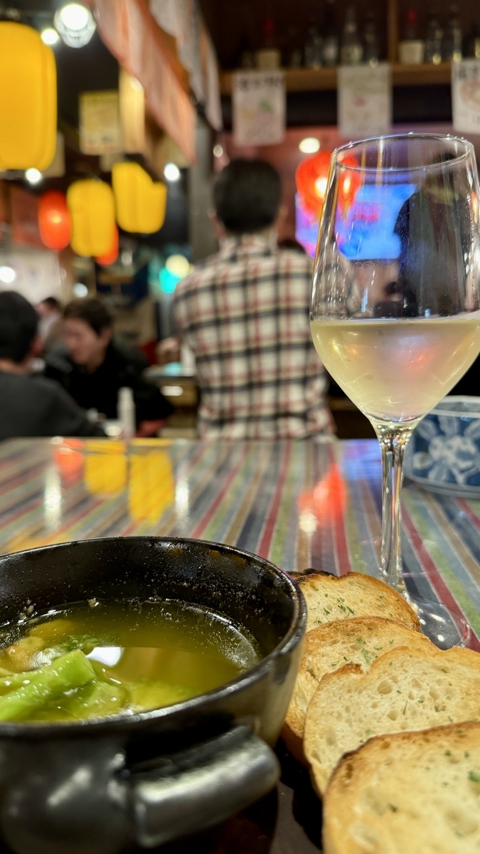 アヒージョの小鍋とバゲットに合わせた白ワイン