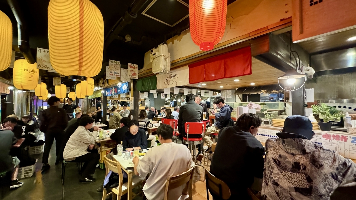 提灯と屋台風カウンターが並ぶシェアエリアの賑わい