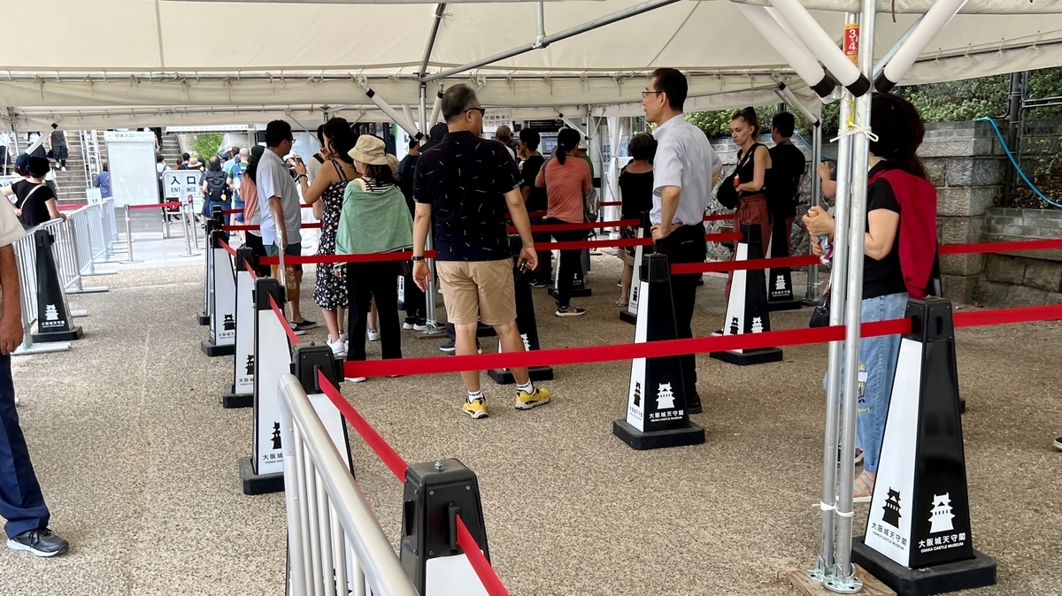 チケット購入の列