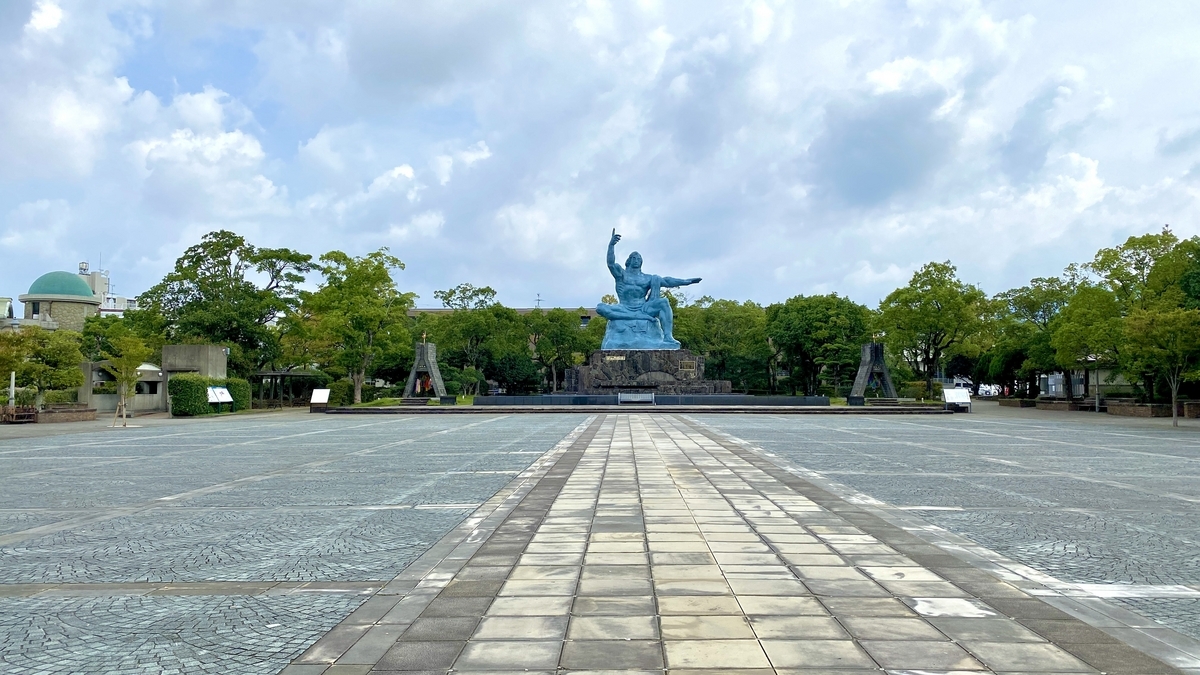 長崎平和公園に刻まれた原爆の悲劇 - 平和への祈りを込めて歩む記憶の地 - 週末はじめました。
