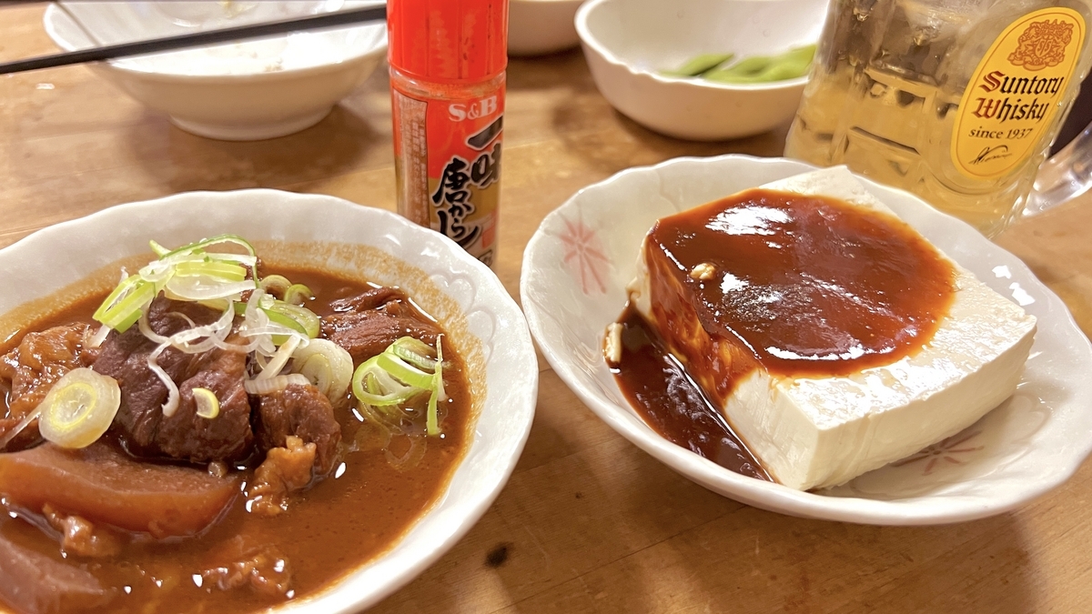 (左)牛すじどて煮 490 円、(右)みそ奴 330 円