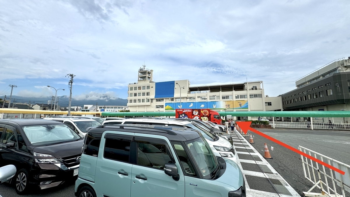 駐車場から両津港ターミナルへ