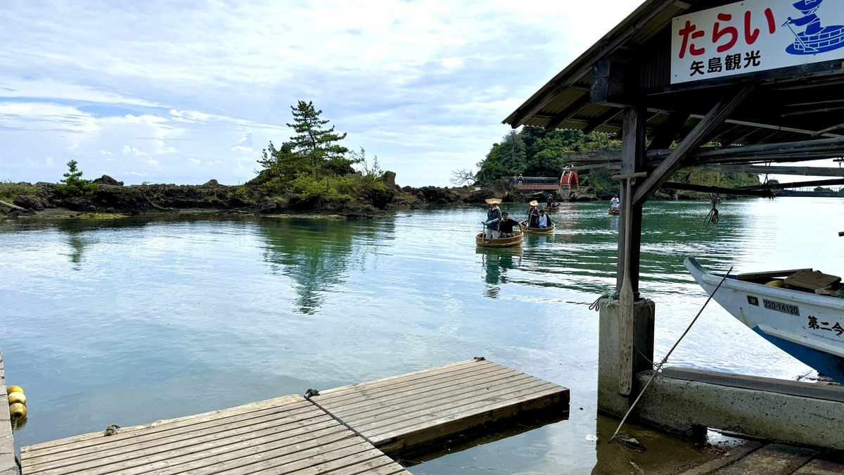 地元民おすすめ！佐渡島のたらい舟は矢島・経島がベスト！朱色橋×エメラルド海の絶景スポット - 週末はじめました。