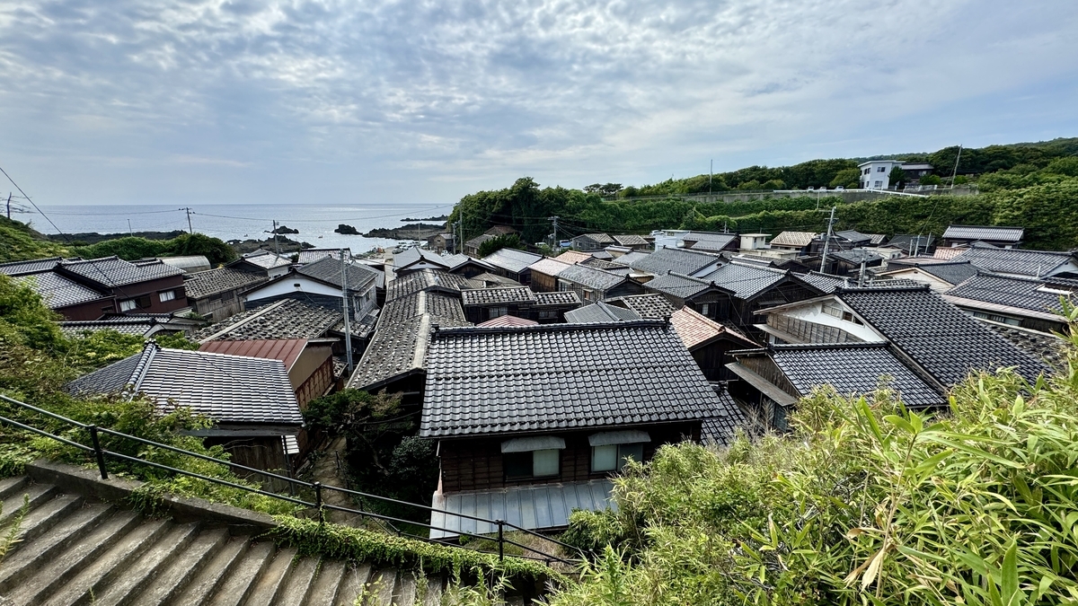 佐渡島で話題の宿根木集落が本気だった!激狭迷路路地にレトロがいっぱい&船大工が発展させた独自過ぎる建築技術 - 週末はじめました。