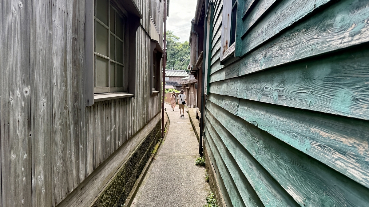 佐渡島で話題の宿根木集落が本気だった！激狭迷路路地にレトロが