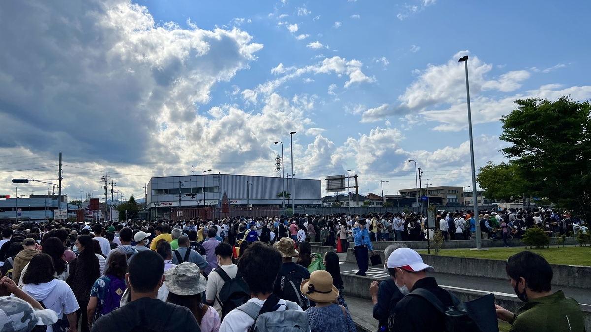 基地入口の混雑