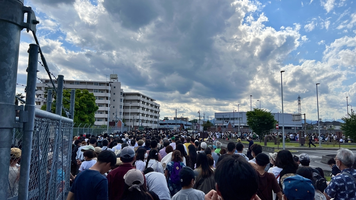 横田基地出入り口の様子
