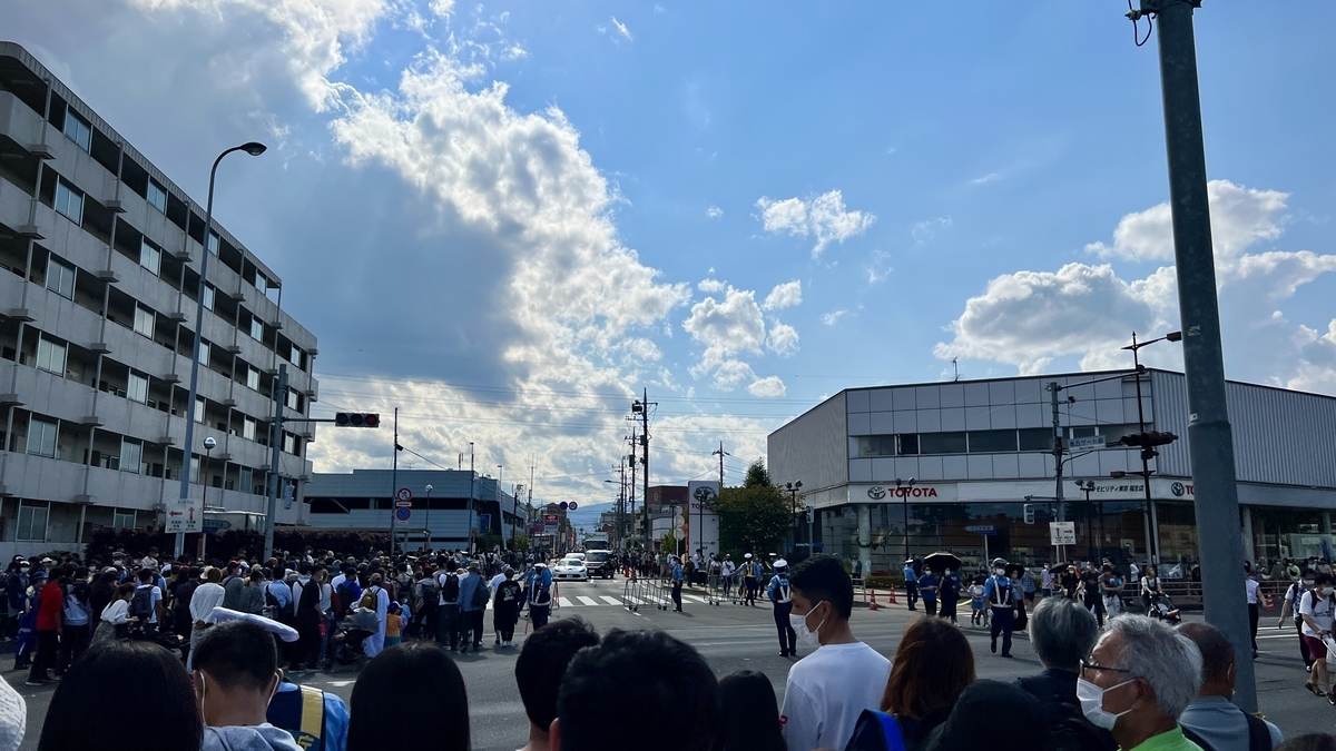 横田基地出入り口の様子