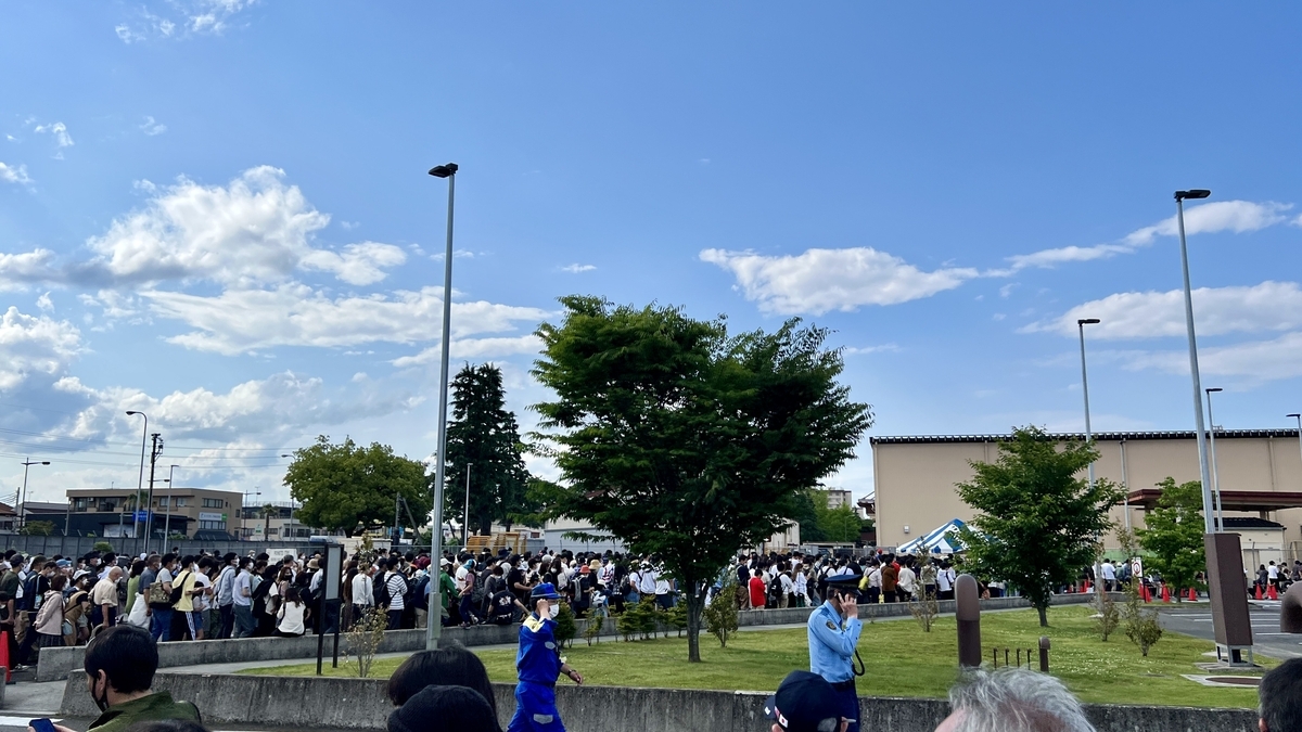 横田基地出入り口の様子