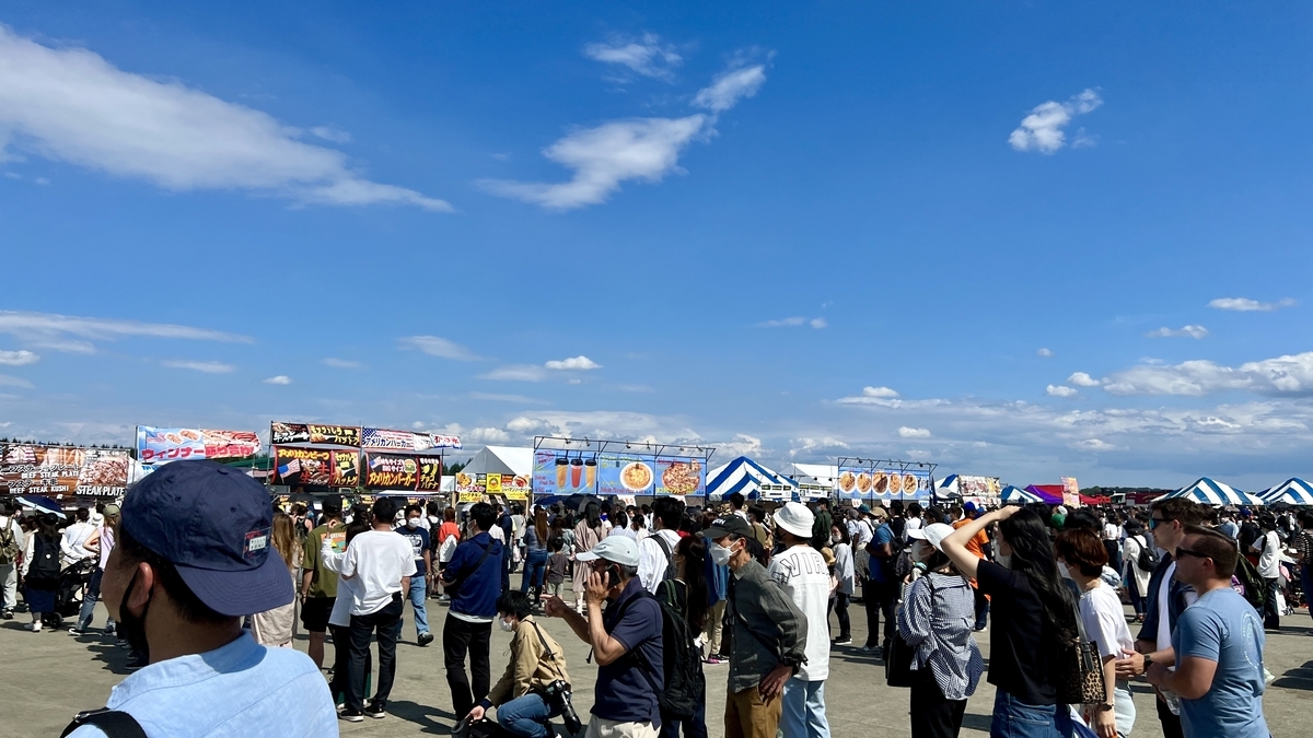 多くの飲食ブース