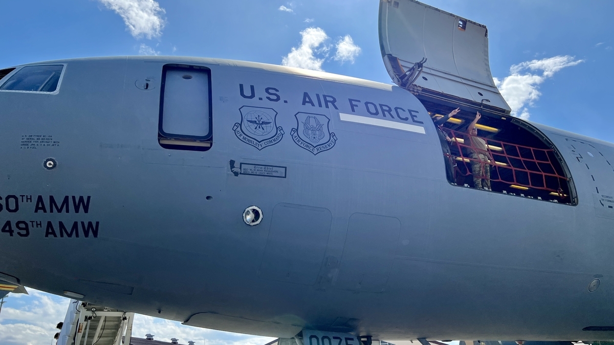 手を降る米軍関係者