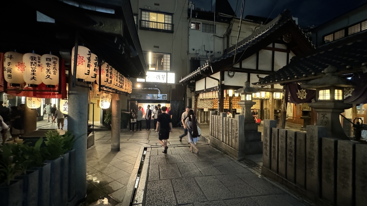 法善寺の境内