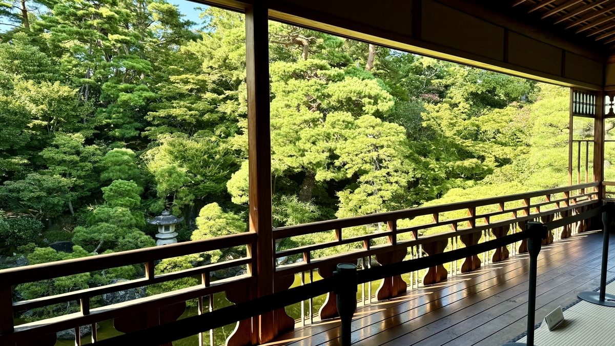 大広間から見る日本庭園の眺望