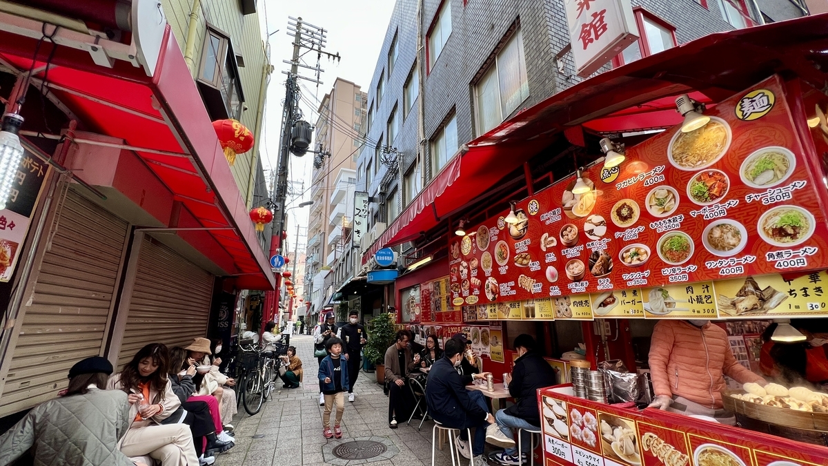 食べ歩きをする人々