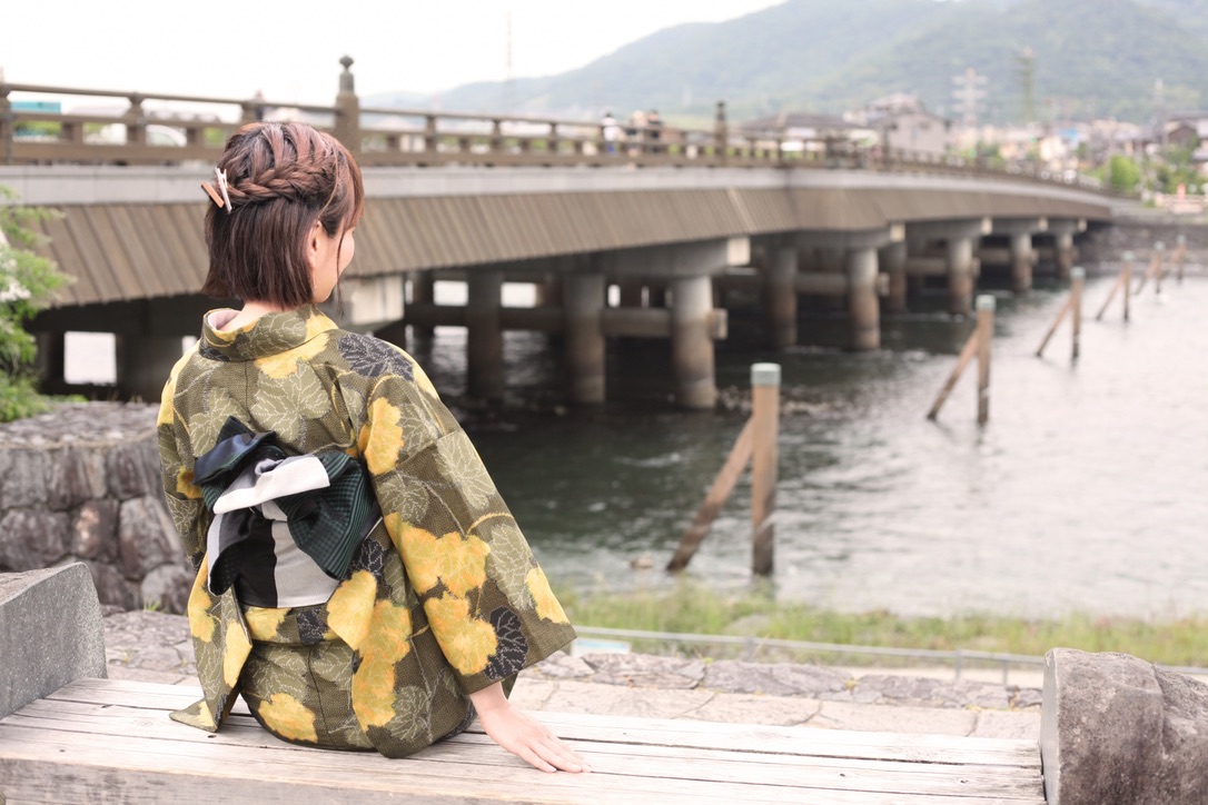 宇治橋と着物の女性