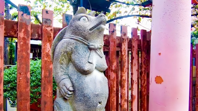 狸の石像