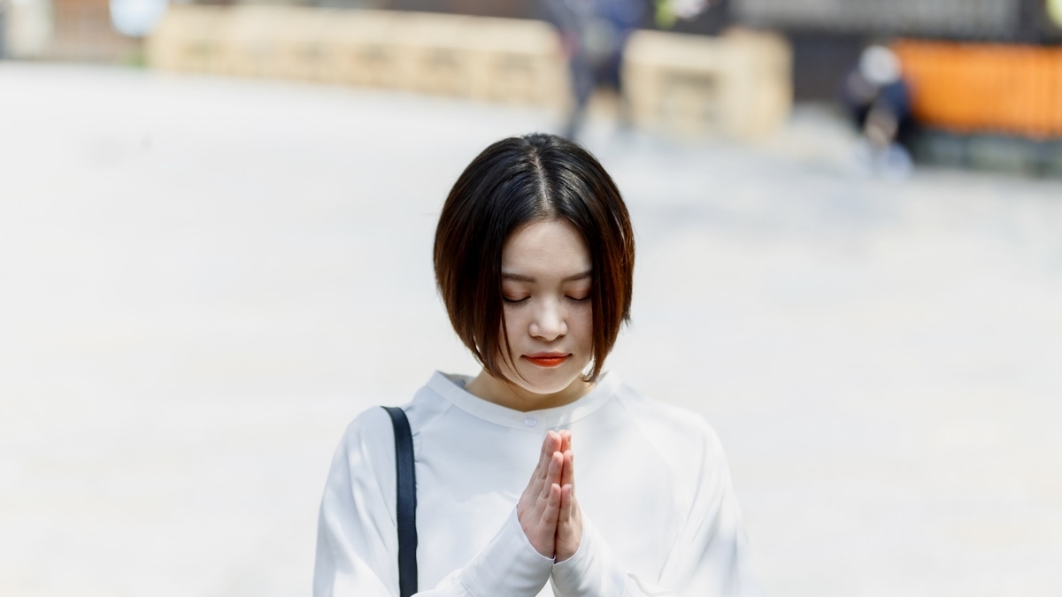 手を合わせる女性