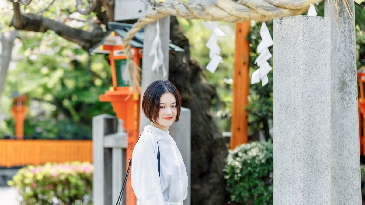 参拝する女性