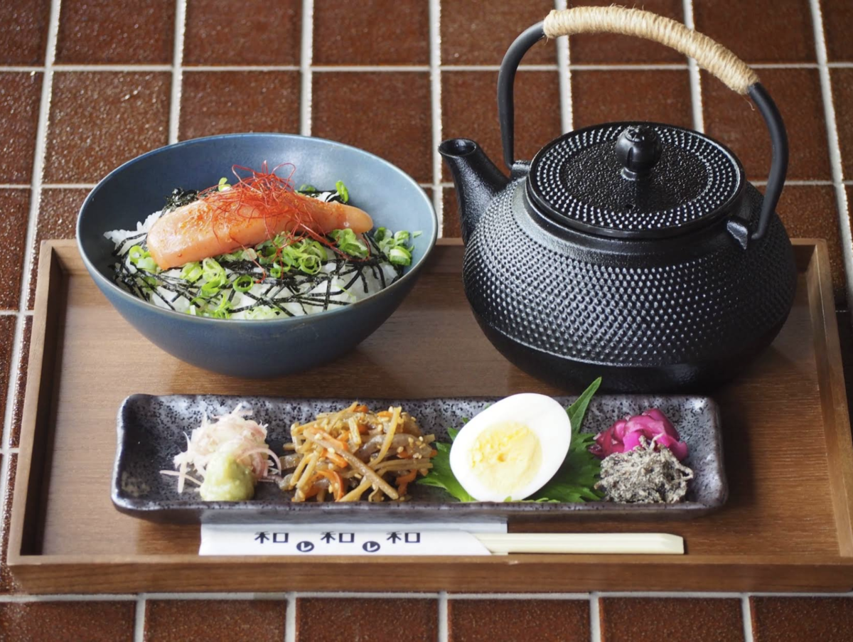 和レ和レ和アラシヤマの明太子と薬味のご飯茶碗と鉄瓶茶器が並ぶ和の膳