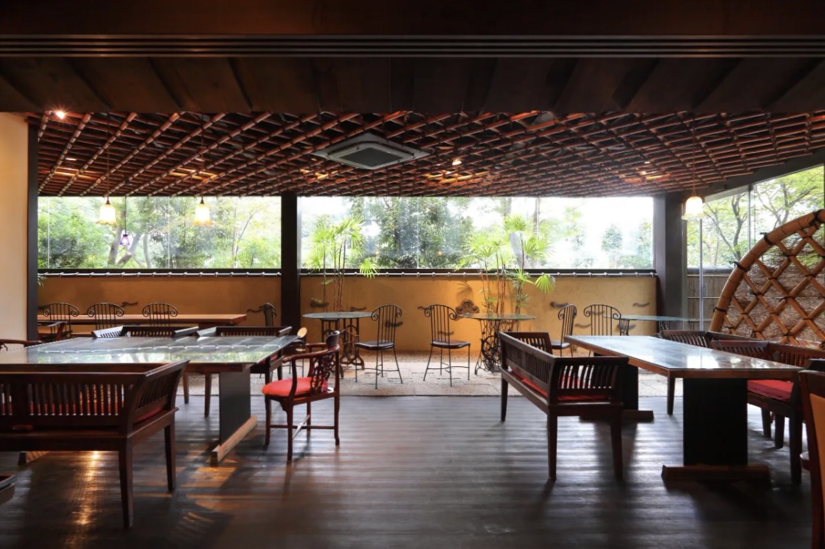 良彌本通り店の開放的な店内に並ぶテーブル席と格子状の天井