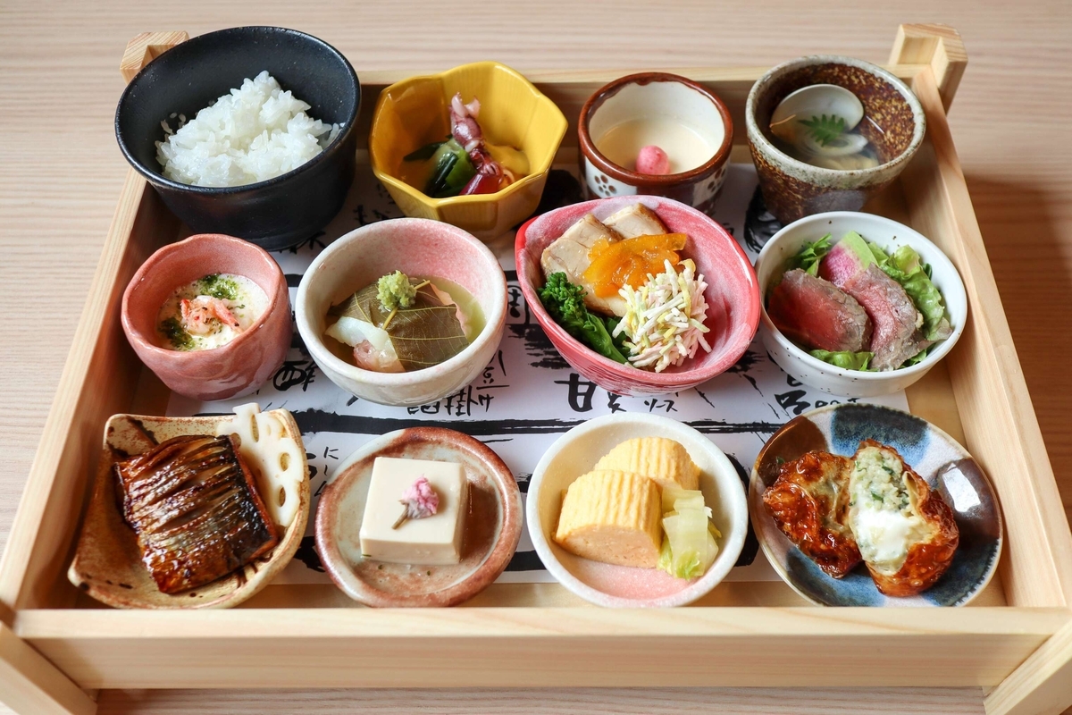 ぎゃあていのおばんざい御膳の木箱に小鉢がぎっしり並ぶ彩り豊かな盛り付け