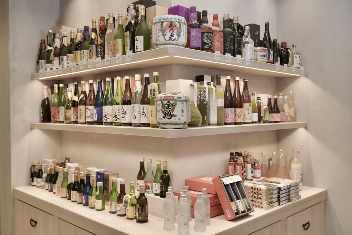 京の酒カフェ十三八の棚に並ぶ多彩な京都の地酒ボトルと酒樽