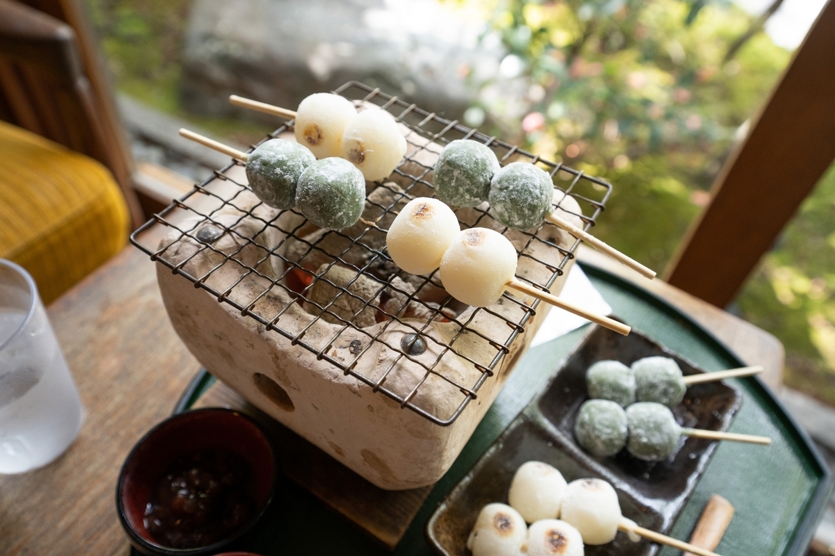 七輪の網で白玉とよもぎ団子を自分で焼いて食べる団子セット
