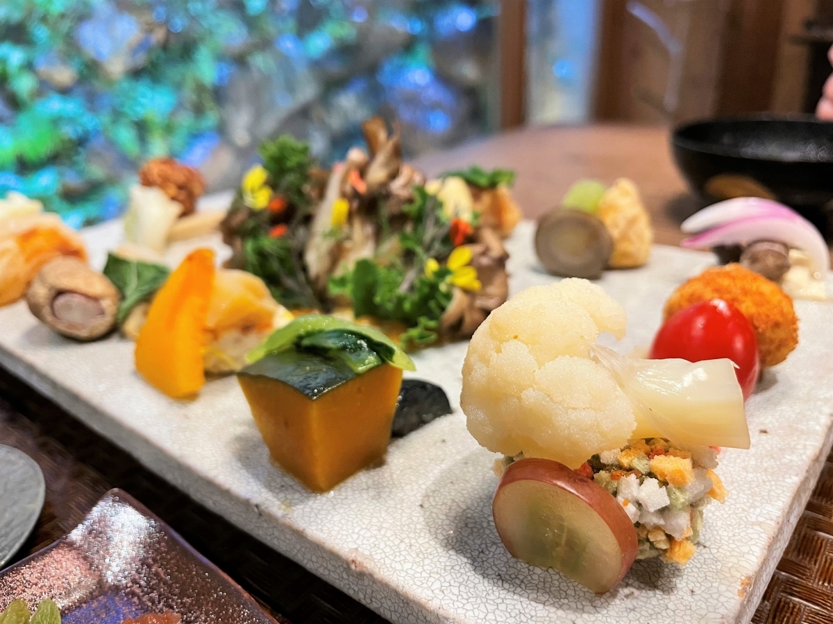 彩り豊かな京料理の前菜が白い長皿に少しずつ盛り付けられた一品