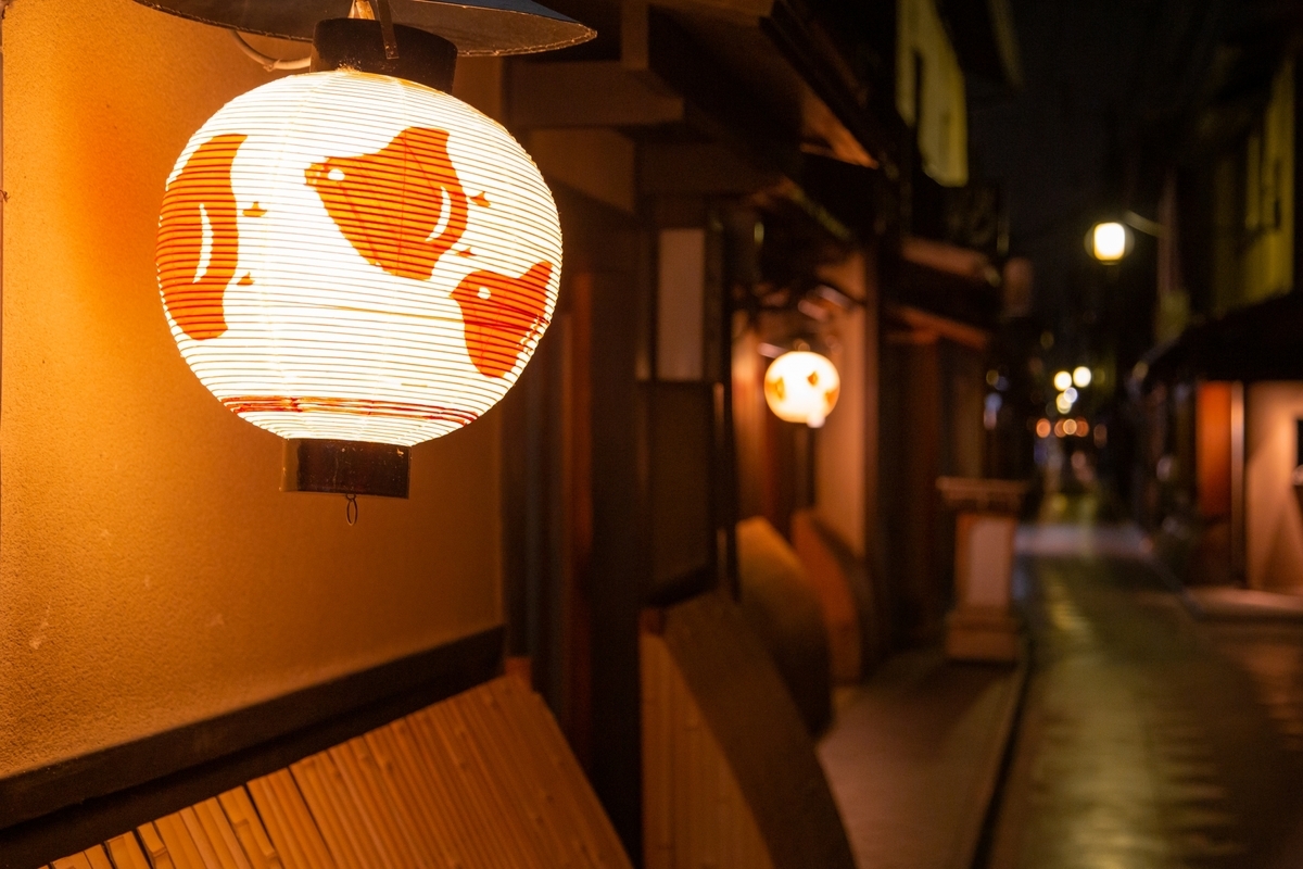 路地の行灯の明かり