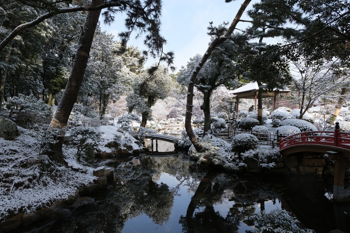 雪化粧した日本庭園