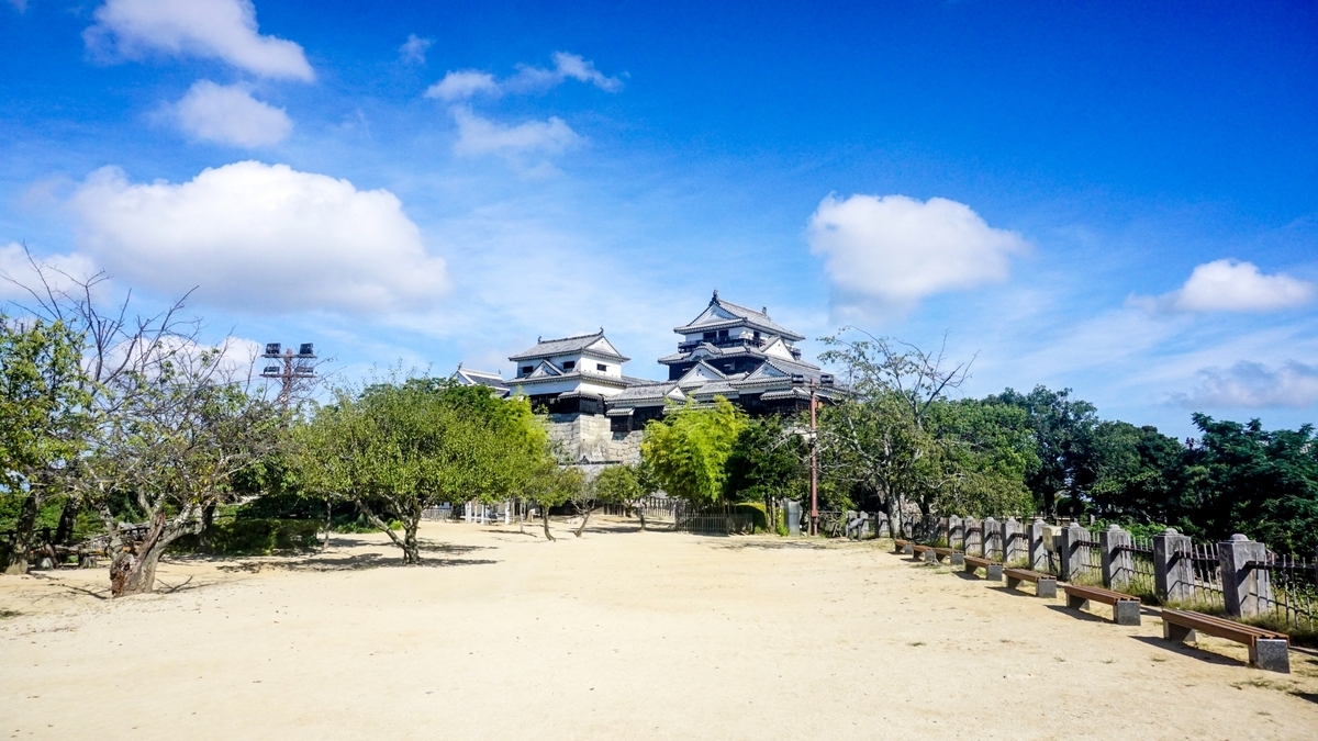 本丸広場から見た松山城