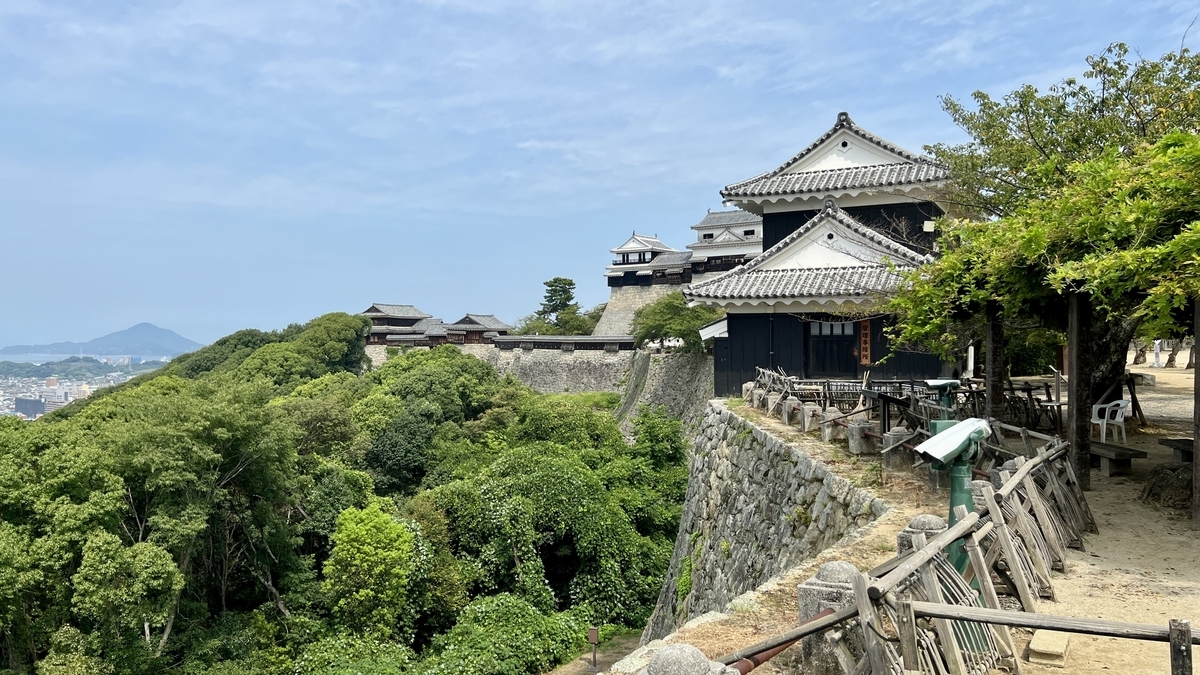 本丸広場断崖絶壁の石垣と櫓