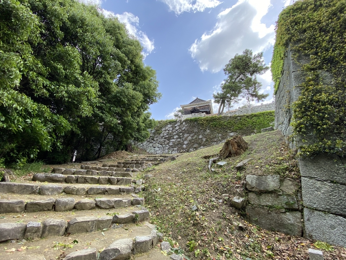 登山道から見える松山城