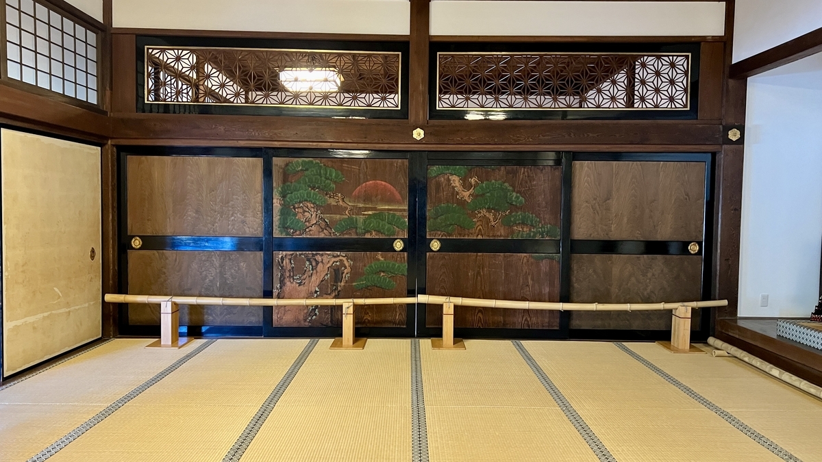 広間の襖