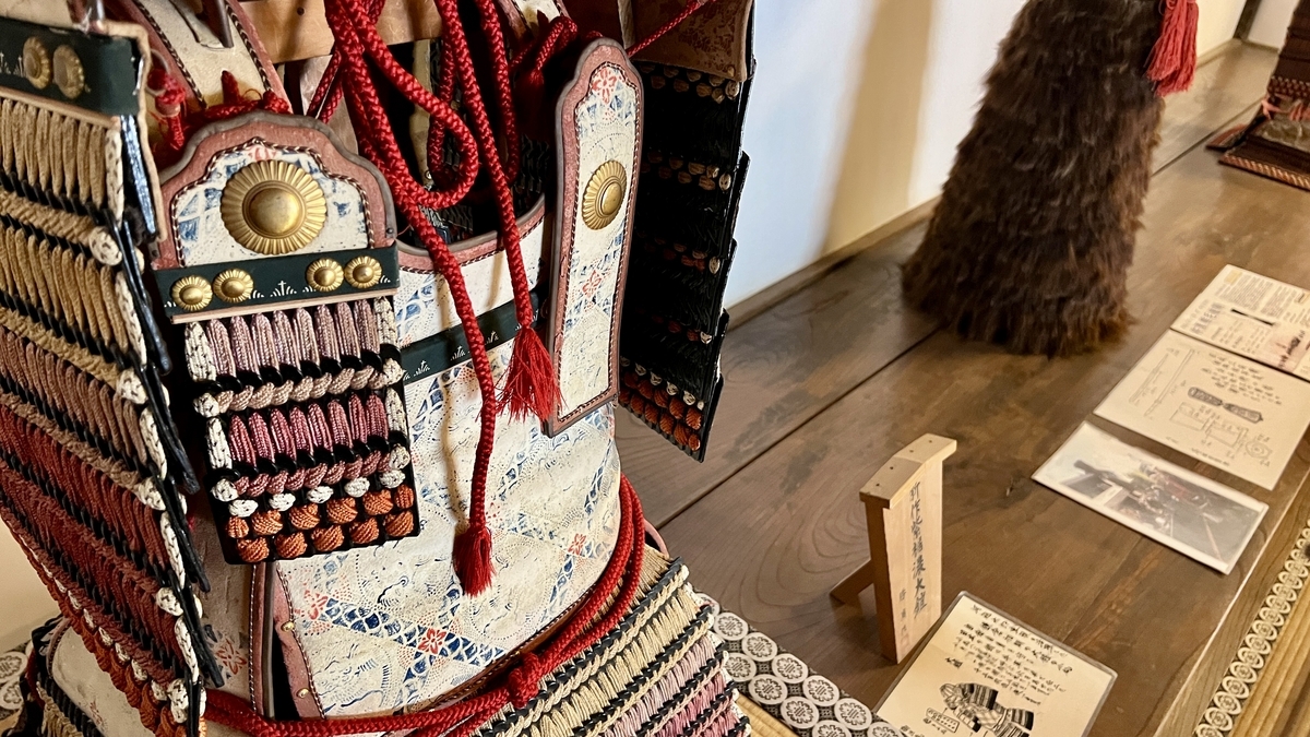 紫裾濃威胴丸具足（胸部）