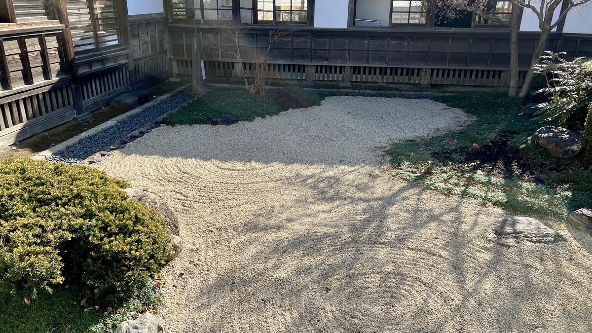白砂に施された砂紋