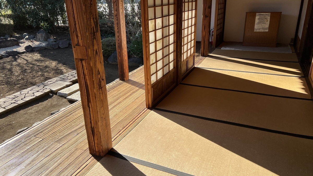 家老詰所の縁側に差し込む西日