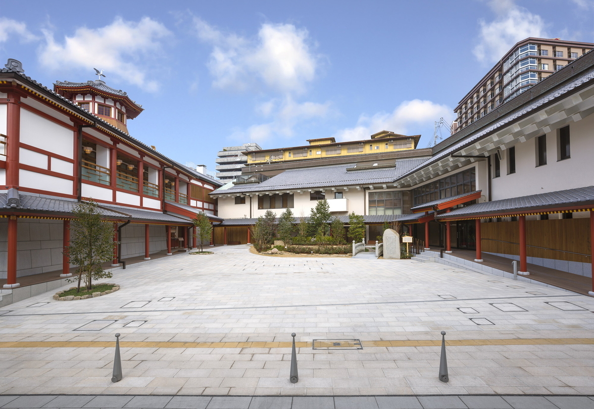 外観・中庭（昼）