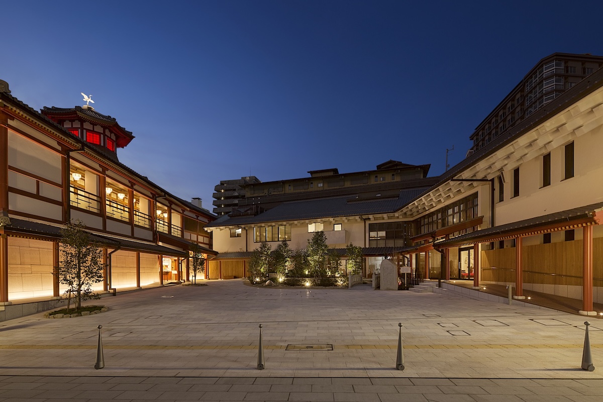 外観・中庭（夜）