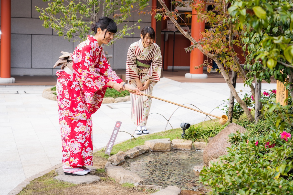 中庭を楽しむ女性たち