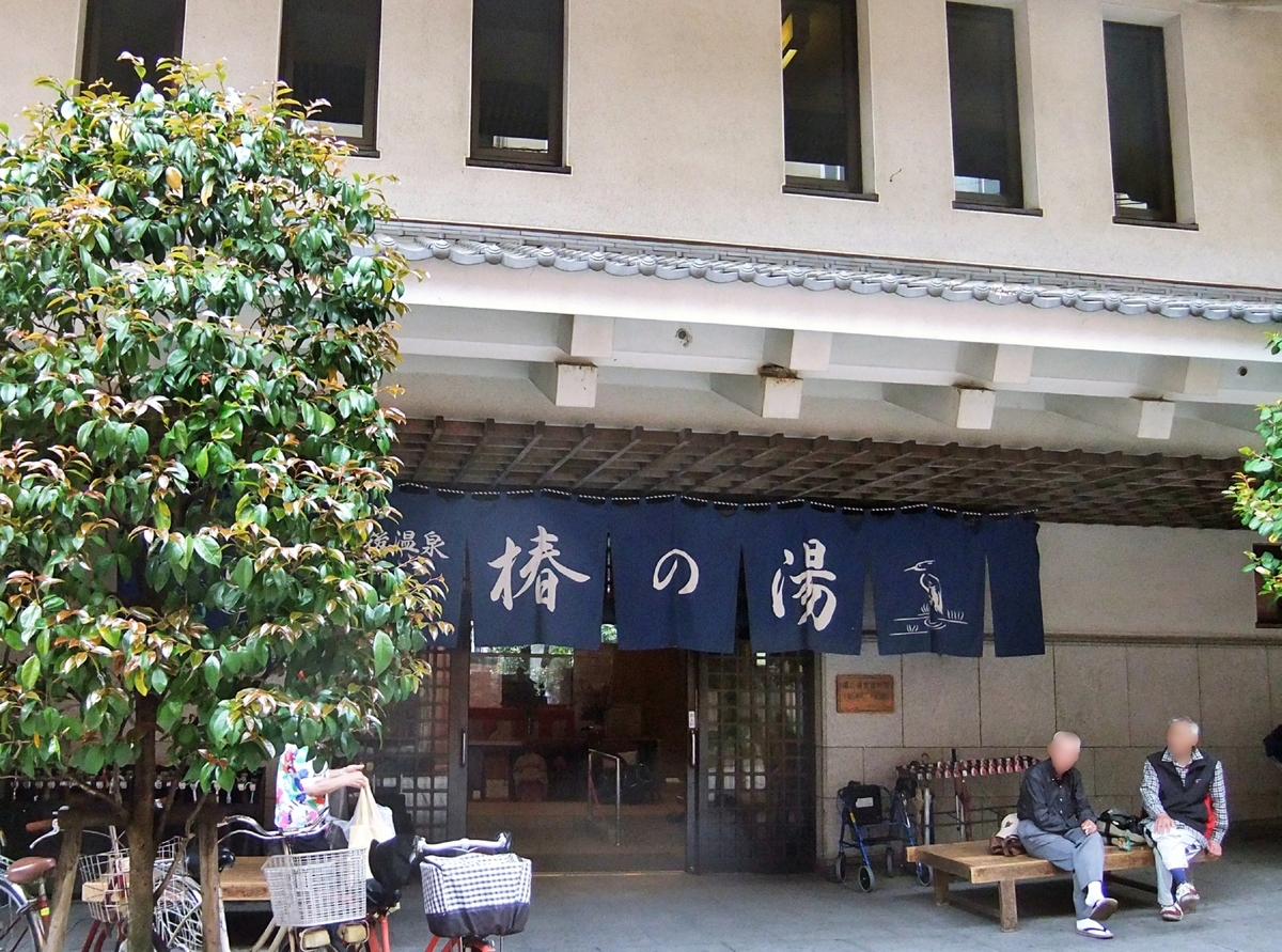 入口付近のベンチで談笑する地元の人たち